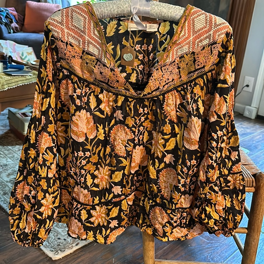 Rachel Zoe flowerd Blouse with gathered sleeve and open flow bottom.